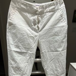 Pair of white capri pants a bit wider leg. 98% cotton 2% elastane